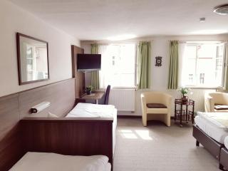 Hotel Garni Goldene Traube - 1