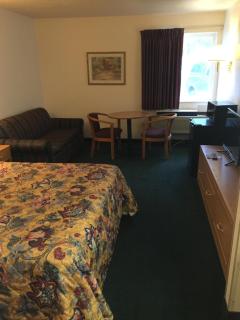 Economy Inn & Suites - 8