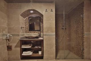 Shoestring Cave House - 1