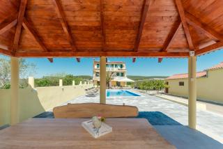 Crowonder Sun&Fun Holiday House with Large Swimming Pool, Playroom and Garden - Bibinje - 5