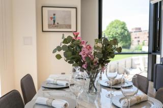 Portobello Apt with Floor-to-Ceiling Views - 1