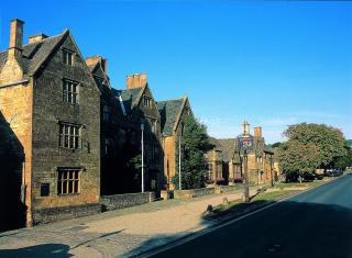 The Lygon Arms - an Iconic Luxury Hotel - 6