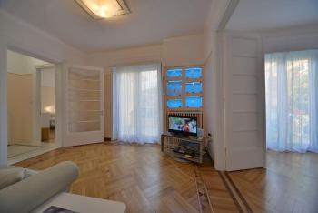 Oasis veranda under columns.Kolonaki embassy area., Atény (fotografie 2)