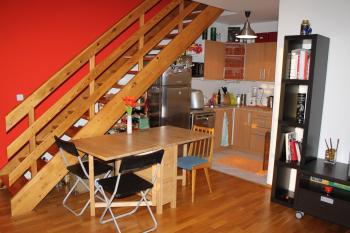 Sunny Two-story Apartment Kyje, Praha (fotografie 2)