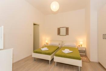 Studio Leon-Sara with shaded patio and garden view, Split (photo 5)