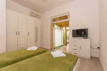 Studio Leon-Sara with shaded patio and garden view, Split (photo 4)