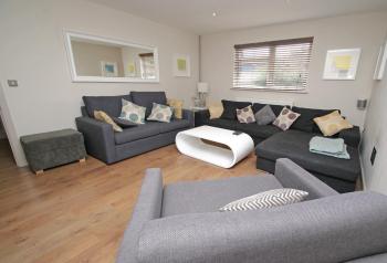 FREE Parking, Stylish and Spacious Bungalow, Bath (zdjęcie 4)