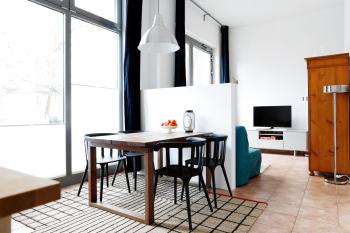SWINE by ROCKCHAIR Apartments l SUPERHOST Status l Cozy Family & Business Flair in City Center Mitte Modern Studio Boxspringbed welcomes you!, Berlino (foto 2)
