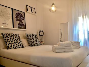 Selecta Apartamento con piscina en Calle Juzgado, Sevilla (Foto 2)