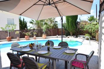 VILLA ALICIA with priv pool, beautiful garden and shady veranda- 5 min to the beach, Peyia (foto 3)
