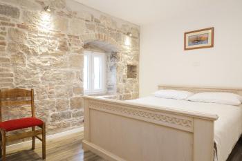 Stone apartman Varos, Split (photo 2)