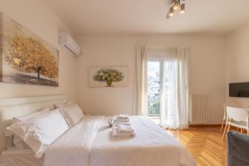 Top sightseeing 3rd floor studio on a paved road!, Atény (fotografie 2)