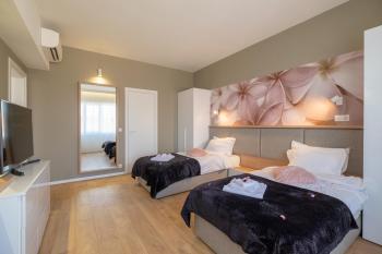 Vitosha Blvd Luxury 2-Bedroom, 2-Bathroom with Balcony, Sofia (photo 4)
