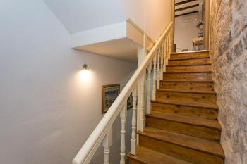 Seafront apartment in historical Cippico castle, Kaštela (fotografie 5)