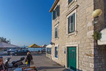 Seafront apartment in historical Cippico castle, Kaštela (fotografie 4)