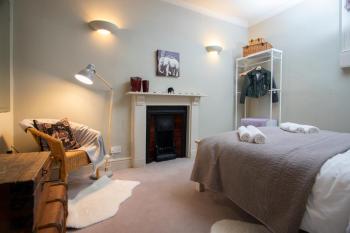 Stunning Royal Crescent Apartment with 3 Bedrooms, Bath (photo 4)