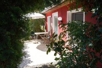 HAUS MIT KUNST ZWISCHEN WALD UND SEE, Lipsko (fotografie 2)