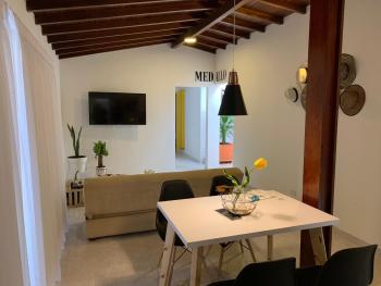 Apartamento remodelado en el mejor lugar del centro de Medellín. Home Aris 402, Medellín (zdjęcie 2)