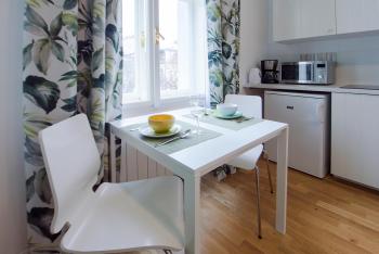 Modern apartment Spanelska, Praha (fotografie 3)