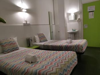 Central and Basic Universitat for YOUNG HOSTEL, Barcelone (photo 3)