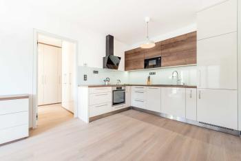 Quiet & new apartment near city center with garage, Praha (fotografie 3)
