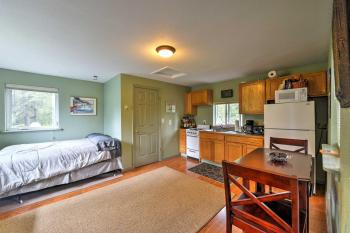 Seward Studio with Deck, Outdoor Dining and Mtn Views!, Seward (Foto 3)