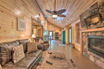 Cabin w/ Hot Tub - Near Broken Bow Lake & Hiking!, Broken Bow (foto 2)