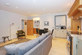 JOIVY Modern and Airy flat on the Historic Royal Mile, Edinburgh (photo 3)