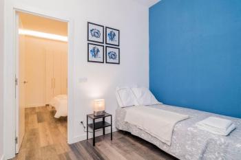 INCREDIBLE Apartment just steps from Gran Via by Batuecas, Madrid (photo 3)