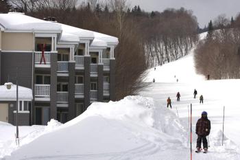 Ski-in, ski-out chaleureux studio loft au pied des pistes de ski, Stoneham (photo 2)