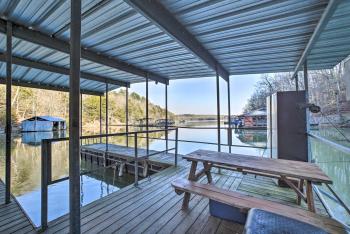 Spacious Home on Beaver Lake w/ Deck & Fire Pit!, Rogers (Foto 4)