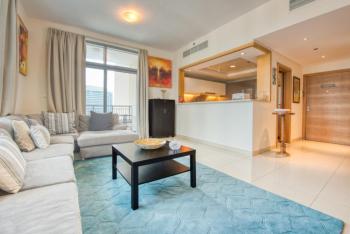 Close to Burj Khalifa & Dubai Mall with Relaxing Balcony, Claren Tower 1, Downtown Dubai by Deluxe Holiday Homes, Dubaj (fotografie 3)