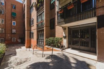 Cozy and Stylish Room with Natural Light and Vibrant Decor, Madrid (foto 2)