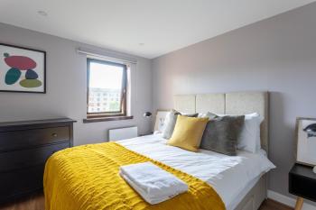 Stunning 1 Bed Merchant City Apartment with Parking, Glasgow (photo 2)