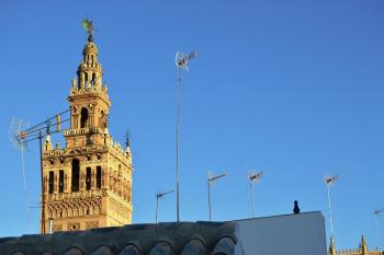HomeySeville Stunning attic with private terrace and Parking optional, Sevilla (Foto 3)