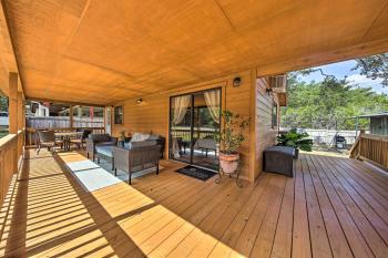Couples Cabin w/ Luxury Deck, 1 Mi to Canyon Lake!, Canyon Lake (foto 3)