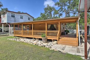 Couples Cabin w/ Luxury Deck, 1 Mi to Canyon Lake!, Canyon Lake (foto 4)