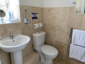 Bridge Farm Hotel, Leeds (photo 5)