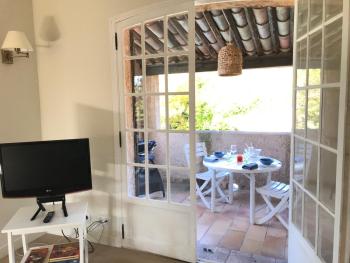 06D - Appartement spacieux avec terrasses, jardin et piscine, Roquefort-les-Pins (Foto 5)
