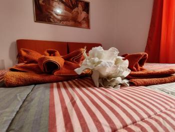 WOW HOME - 175 mq - posteggio privato - davanti porto traghetti - fino a 10 posti letto, Janov (fotografie 4)