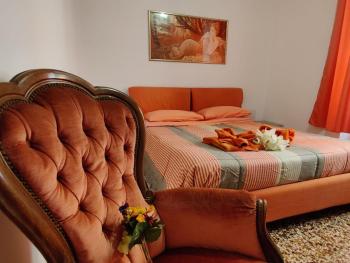 WOW HOME - 175 mq - posteggio privato - davanti porto traghetti - fino a 10 posti letto, Janov (fotografie 2)