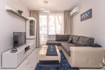 Stylish Residential Flat - with Parking & Balcony by Flat Mаnager, Sofia (Foto 3)