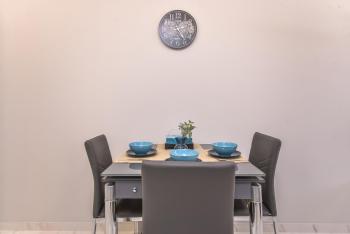 Stylish Residential Flat - with Parking & Balcony by Flat Mаnager, Sofia (Foto 4)