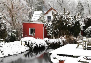 HAUS MIT KUNST ZWISCHEN WALD UND SEE, Lipsko (fotografie 5)