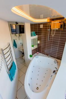 Jacuzzi Sauna Luxury Spa Apartment, Kijów (zdjęcie 3)
