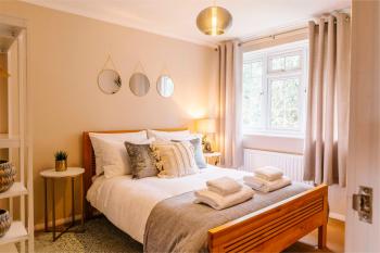 Castle Gate by Spa Town Property - Central Location with Large Living Space, Warwick (photo 4)