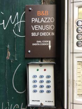 Palazzo Venusio, Neapel (Foto 4)
