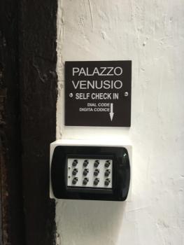 Palazzo Venusio, Neapel (Foto 3)