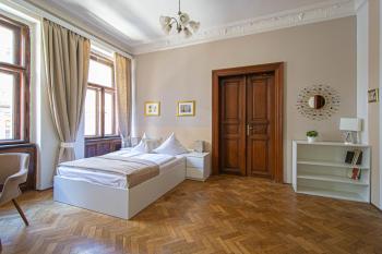 For celebrations spacious 3BDR apartment with balcony, Прага (фото 2)