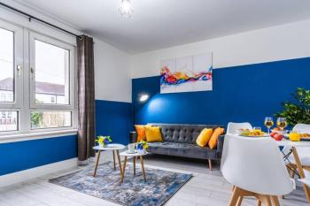 Cheerful 2 Bedroom Homely Apartment, Sleeps 4 Guest Comfy, 1x Double Bed, 2x Single Beds, Free Parking, Free WiFi, Suitable For Business, Leisure Guest, Contractors, QE Hospital, Glasgow, Near Airport & City Centre, Perfect For Common Wealth Games 2026, Glasgow (fotografie 3)